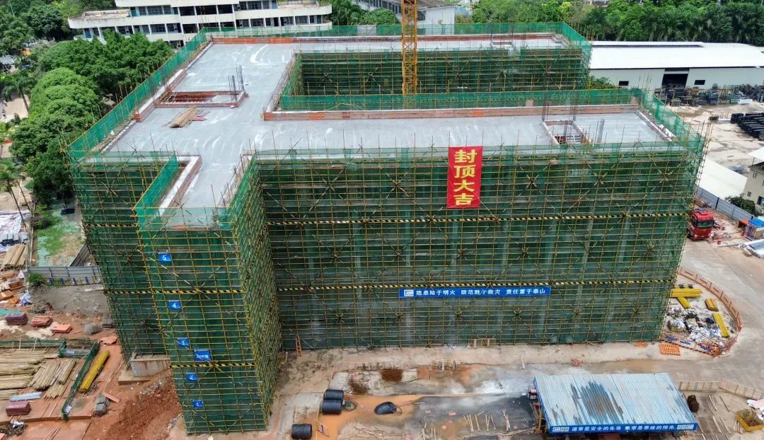 歷時(shí)73天！南寧四十三中2#教學(xué)樓主體結(jié)構(gòu)順利封頂